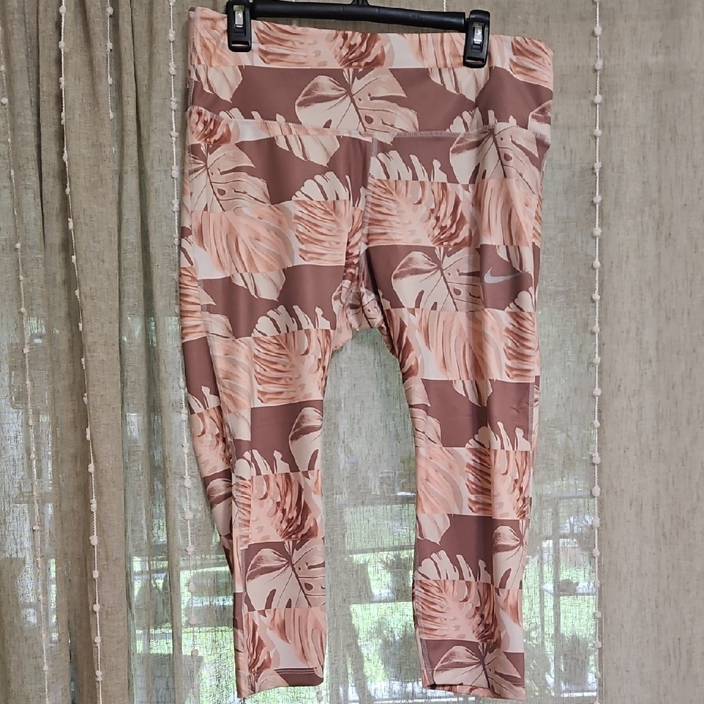 Nike Women's Plus Monstera Leaf Pattern Leggings